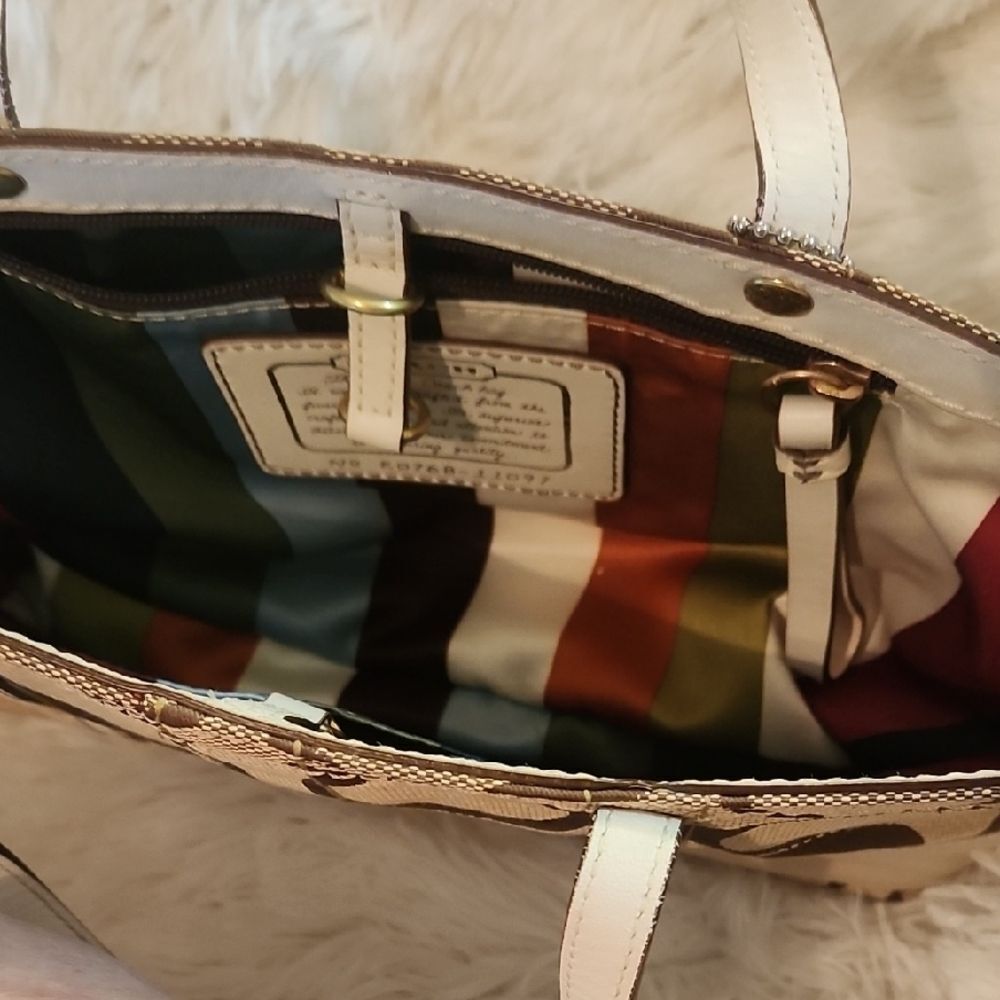 Coach Tote With Legacy Interior - Picture 4 of 9